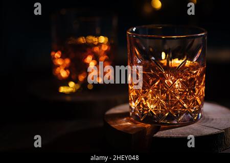 Zwei Gläser Whiskey in stimmungsvoller, dunkler Atmosphäre Stockfoto