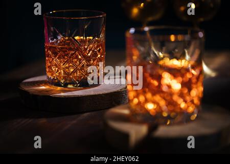 Zwei Gläser Whiskey in stimmungsvoller, dunkler Atmosphäre Stockfoto