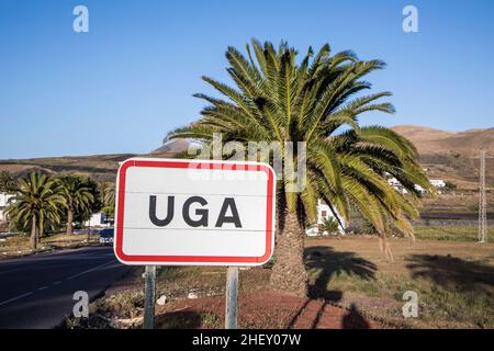 Stadtschild UGA auf Lanzarote mit Palmen Stockfoto