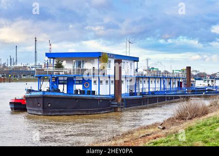 Mannheim, Deutschland - Januar 2022: Bunkerschiff 'Arche Nowag' ein Boot, das fest am rhein verankert ist Stockfoto