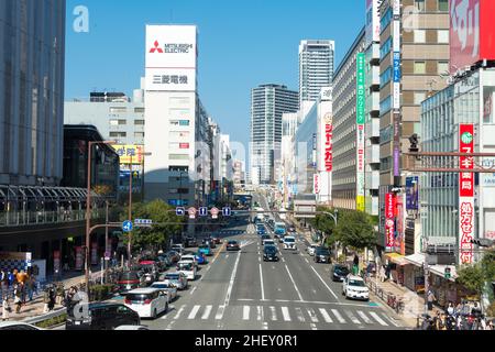 Osaka, Japan – Januar 03 2022 – Stadtbild in der Nähe des Bahnhofs Osaka in Umeda, Kita-ku, Osaka, Japan. Stockfoto