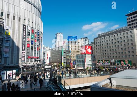 Osaka, Japan – Januar 03 2022 – Stadtbild in der Nähe des Bahnhofs Osaka in Umeda, Kita-ku, Osaka, Japan. Stockfoto