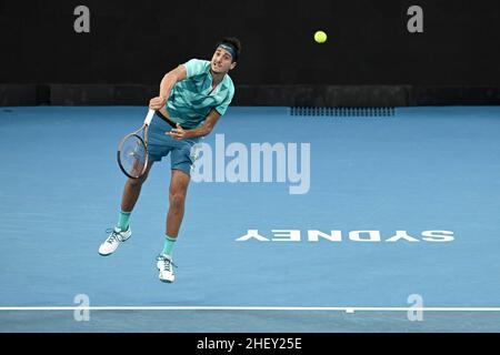 13th. Januar 2022: Ken Rosewall Arena, Sydney Olympic Park, Sydney, Australien; Sydney Tennis Classic, Tag 5: Lorenzo Sonego von Italien dient Aslan Karatsev von Russland Stockfoto