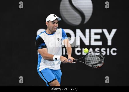 13th. Januar 2022: Ken Rosewall Arena, Sydney Olympic Park, Sydney, Australien; Sydney Tennis Classic, Tag 5: Aslan Karatsev aus Russland trifft eine Rückhand zu Lorenzo Sonego aus Italien Stockfoto