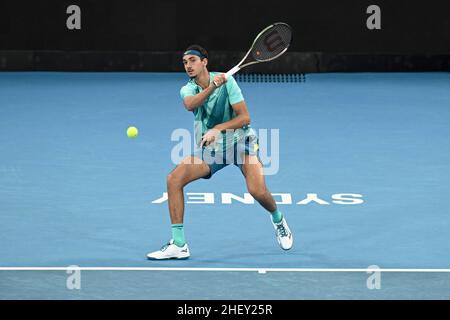 13th. Januar 2022: Ken Rosewall Arena, Sydney Olympic Park, Sydney, Australien; Sydney Tennis Classic, Tag 5: Lorenzo Sonego aus Italien trifft vor Aslan Karatsev aus Russland eine Vorhand Stockfoto