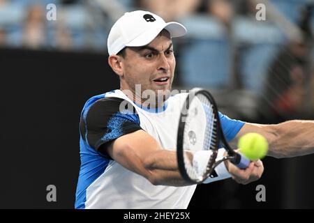 13th. Januar 2022: Ken Rosewall Arena, Sydney Olympic Park, Sydney, Australien; Sydney Tennis Classic, Tag 5: Aslan Karatsev aus Russland trifft vor Lorenzo Sonego aus Italien eine Vorhand Stockfoto