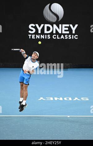 13th. Januar 2022: Ken Rosewall Arena, Sydney Olympic Park, Sydney, Australien; Sydney Tennis Classic, Tag 5: Aslan Karatsev von Russland dient Lorenzo Sonego von Italien Stockfoto