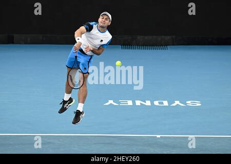 13th. Januar 2022: Ken Rosewall Arena, Sydney Olympic Park, Sydney, Australien; Sydney Tennis Classic, Tag 5: Aslan Karatsev von Russland dient Lorenzo Sonego von Italien Stockfoto