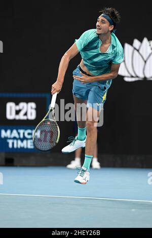 13th. Januar 2022: Ken Rosewall Arena, Sydney Olympic Park, Sydney, Australien; Sydney Tennis Classic, Tag 5: Lorenzo Sonego von Italien dient Aslan Karatsev von Russland Stockfoto