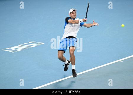 13th. Januar 2022: Ken Rosewall Arena, Sydney Olympic Park, Sydney, Australien; Sydney Tennis Classic, Tag 5: Aslan Karatsev aus Russland trifft vor Lorenzo Sonego aus Italien eine Vorhand Stockfoto