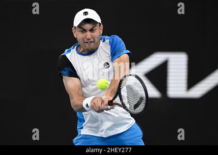 13th. Januar 2022: Ken Rosewall Arena, Sydney Olympic Park, Sydney, Australien; Sydney Tennis Classic, Tag 5: Aslan Karatsev aus Russland trifft eine Rückhand zu Lorenzo Sonego aus Italien Stockfoto