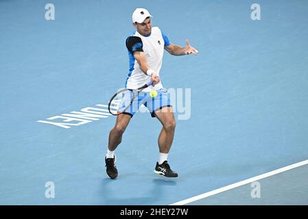 13th. Januar 2022: Ken Rosewall Arena, Sydney Olympic Park, Sydney, Australien; Sydney Tennis Classic, Tag 5: Aslan Karatsev aus Russland trifft vor Lorenzo Sonego aus Italien eine Vorhand Stockfoto