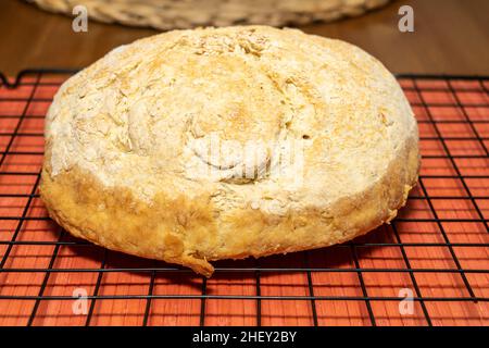 Bannock ist eine Vielzahl von flachen schnellen Brot oder jede große, runde Artikel gebacken oder aus Getreide gekocht. Ein bannock wird normalerweise vor dem Servieren in Abschnitte geschnitten Stockfoto