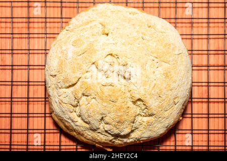 Bannock ist eine Vielzahl von flachen schnellen Brot oder jede große, runde Artikel gebacken oder aus Getreide gekocht. Ein bannock wird normalerweise vor dem Servieren in Abschnitte geschnitten Stockfoto