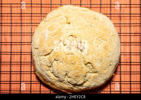 Bannock ist eine Vielzahl von flachen schnellen Brot oder jede große, runde Artikel gebacken oder aus Getreide gekocht. Ein bannock wird normalerweise vor dem Servieren in Abschnitte geschnitten Stockfoto