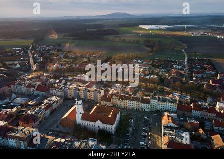 Luftaufnahme der europäischen Stadt mit Architekturgebäuden und Straßen. Zentraler Platz im Stadtbild einer kleinen Stadt, Blick von oben Stockfoto