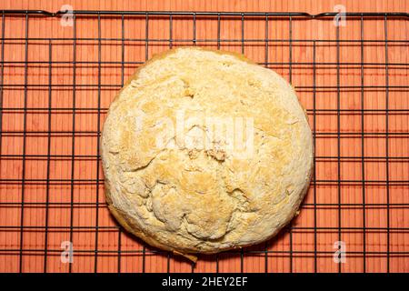 Bannock ist eine Vielzahl von flachen schnellen Brot oder jede große, runde Artikel gebacken oder aus Getreide gekocht. Ein bannock wird normalerweise vor dem Servieren in Abschnitte geschnitten Stockfoto