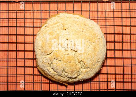 Bannock ist eine Vielzahl von flachen schnellen Brot oder jede große, runde Artikel gebacken oder aus Getreide gekocht. Ein bannock wird normalerweise vor dem Servieren in Abschnitte geschnitten Stockfoto