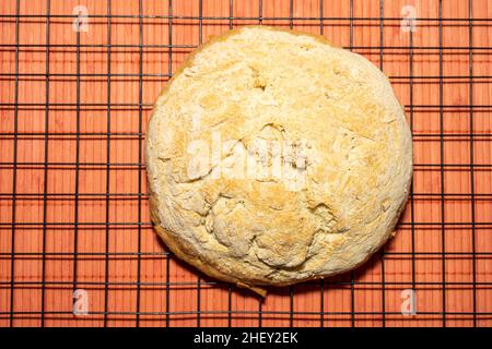 Bannock ist eine Vielzahl von flachen schnellen Brot oder jede große, runde Artikel gebacken oder aus Getreide gekocht. Ein bannock wird normalerweise vor dem Servieren in Abschnitte geschnitten Stockfoto