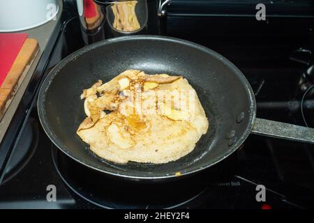 Apfelpfannkuchen, oder deutsche Apfelpfannkuchen, sind ein leichtes und eggy Frühstück Leckerbissen, voll von Scheiben von süßen, karamellisierten Äpfeln. Stockfoto