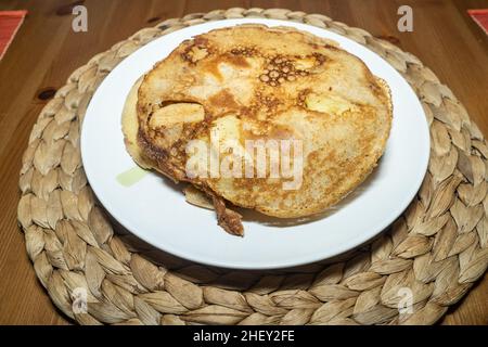 Apfelpfannkuchen, oder deutsche Apfelpfannkuchen, sind ein leichtes und eggy Frühstück Leckerbissen, voll von Scheiben von süßen, karamellisierten Äpfeln. Stockfoto