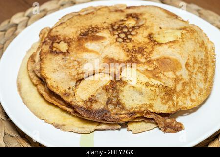 Apfelpfannkuchen, oder deutsche Apfelpfannkuchen, sind ein leichtes und eggy Frühstück Leckerbissen, voll von Scheiben von süßen, karamellisierten Äpfeln. Stockfoto