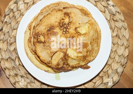 Apfelpfannkuchen, oder deutsche Apfelpfannkuchen, sind ein leichtes und eggy Frühstück Leckerbissen, voll von Scheiben von süßen, karamellisierten Äpfeln. Stockfoto