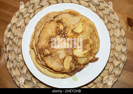 Apfelpfannkuchen, oder deutsche Apfelpfannkuchen, sind ein leichtes und eggy Frühstück Leckerbissen, voll von Scheiben von süßen, karamellisierten Äpfeln. Stockfoto