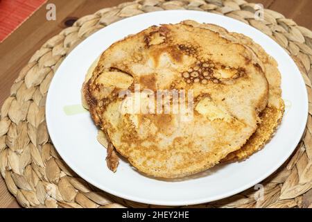 Apfelpfannkuchen, oder deutsche Apfelpfannkuchen, sind ein leichtes und eggy Frühstück Leckerbissen, voll von Scheiben von süßen, karamellisierten Äpfeln. Stockfoto