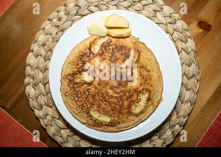 Apfelpfannkuchen, oder deutsche Apfelpfannkuchen, sind ein leichtes und eggy Frühstück Leckerbissen, voll von Scheiben von süßen, karamellisierten Äpfeln. Stockfoto