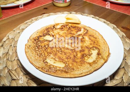 Apfelpfannkuchen, oder deutsche Apfelpfannkuchen, sind ein leichtes und eggy Frühstück Leckerbissen, voll von Scheiben von süßen, karamellisierten Äpfeln. Stockfoto