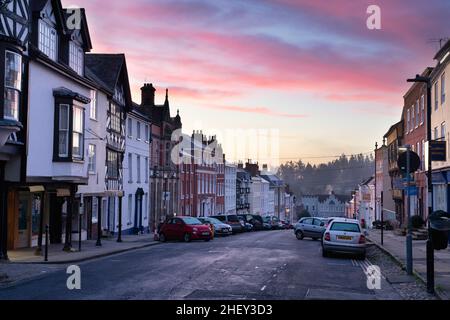 Broad Street im Winter bei Sonnenaufgang. Ludlow, Shropshire, England Stockfoto