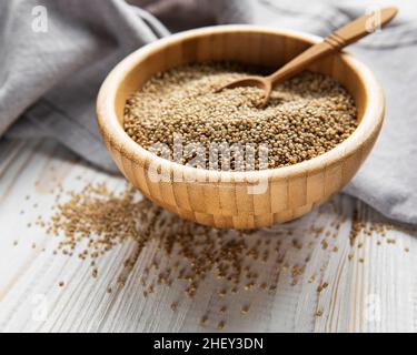 Weiße Quinoa-Samen auf einem alten Holzhintergrund Stockfoto