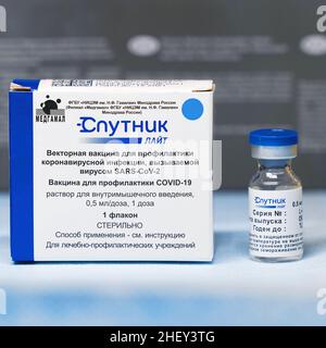 Box und Ampullen mit neuem russischen Impfstoff gegen das Coronavirus SARS-CoV-2, Sputnik Lite. Impfstoff zur Prävention COVID-19. 26.08.2021, Moskau, Russland. Stockfoto