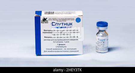 Box und Ampullen mit neuem russischen Impfstoff gegen das Coronavirus SARS-CoV-2, Sputnik Lite. Impfstoff zur Prävention COVID-19. 26.08.2021, Moskau, Russland. Stockfoto