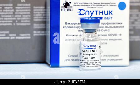 Box und Ampullen mit neuem russischen Impfstoff gegen das Coronavirus SARS-CoV-2, Sputnik Lite. Impfstoff zur Prävention COVID-19. 26.08.2021, Moskau, Russland. Stockfoto