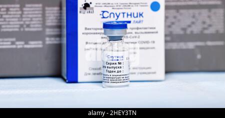 Box und Ampullen mit neuem russischen Impfstoff gegen das Coronavirus SARS-CoV-2, Sputnik Lite. Impfstoff zur Prävention COVID-19. 26.08.2021, Moskau, Russland. Stockfoto