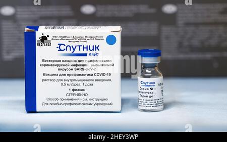 Box und Ampullen mit neuem russischen Impfstoff gegen das Coronavirus SARS-CoV-2, Sputnik Lite. Impfstoff zur Prävention COVID-19. 26.08.2021, Moskau, Russland. Stockfoto