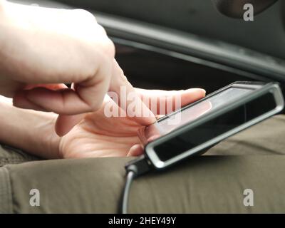 GPS-NAVIGATIONSSYSTEM IN EINER HAND Stockfoto