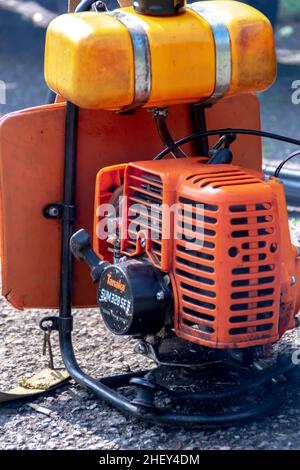 Nahaufnahme des Zweihübwerks der Schneid- oder Trimmermaschine für orangefarbenes Gras Stockfoto