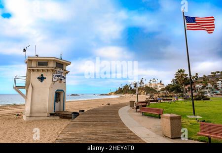 Rettungsschwimmerstation und amerikanische Flagge in Laguna Beach, berühmtes Touristenziel in Kalifornien, Pazifik im Hintergrund und an einem bewölkten Tag Stockfoto