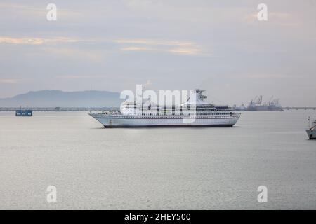 Kreuzfahrtschiff „Oriental Dragon“ in Penang, Malaysia (ehemals Royal Caribbean Cruise Line Sun Viking), wurde ein Kasinoschiff in Hong Kong, Kreuzfahrt Foto Bild Stockfoto