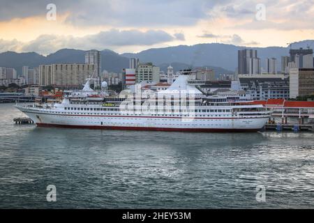 Kreuzfahrtschiff „Oriental Dragon“ in Penang, Malaysia (ehemals Royal Caribbean Cruise Line Sun Viking), wurde ein Kasinoschiff in Hong Kong, Kreuzfahrt Foto Bild Stockfoto