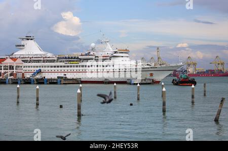 Kreuzfahrtschiff „Oriental Dragon“ in Penang, Malaysia (ehemals Royal Caribbean Cruise Line Sun Viking), wurde ein Kasinoschiff in Hong Kong, Kreuzfahrt Foto Bild Stockfoto