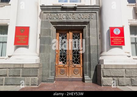 Sewastopol, Krim, Russland - 29. Juli 2020: Der Bau des Sewastopoler Stadtrates auf der Leninstraße in der Stadt Sewastopol, Krim Stockfoto