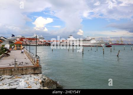 Kreuzfahrtschiff „Oriental Dragon“ in Penang, Malaysia (ehemals Royal Caribbean Cruise Line Sun Viking), wurde ein Kasinoschiff in Hong Kong, Kreuzfahrt Foto Bild Stockfoto