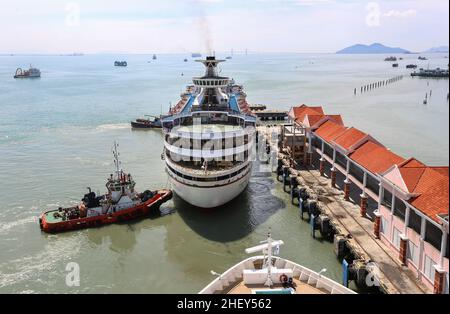 Kreuzfahrtschiff „Oriental Dragon“ in Penang, Malaysia (ehemals Royal Caribbean Cruise Line Sun Viking), wurde ein Kasinoschiff in Hong Kong, Kreuzfahrt Foto Bild Stockfoto