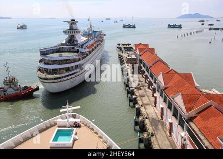 Kreuzfahrtschiff „Oriental Dragon“ in Penang, Malaysia (ehemals Royal Caribbean Cruise Line Sun Viking), wurde ein Kasinoschiff in Hong Kong, Kreuzfahrt Foto Bild Stockfoto