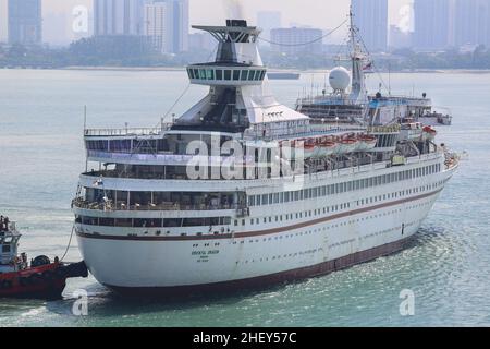 Kreuzfahrtschiff „Oriental Dragon“ in Penang, Malaysia (ehemals Royal Caribbean Cruise Line Sun Viking), wurde ein Kasinoschiff in Hong Kong, Kreuzfahrt Foto Bild Stockfoto