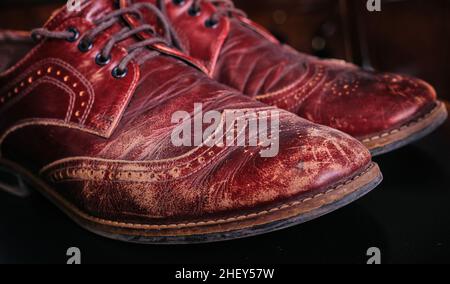 Abgenutztes altes Leder Kratzer und Kratzer auf Herren oxford Schuhe Stockfoto